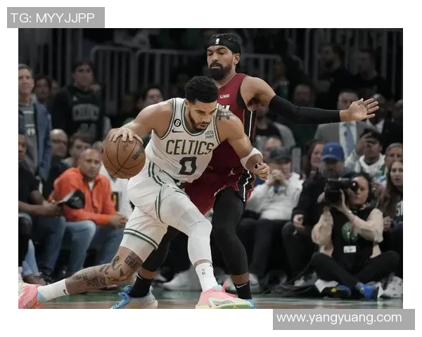 超级对决激燃全场塔图姆巅峰之战成为球迷热议最亮眼看点 超级对决激燃全场塔图姆巅峰之战成为球迷热议最亮眼看点